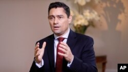 En esta foto del 17 de septiembre de 2019, Carlos Vecchio, embajador encargado de Venezuela, habla en la residencia del embajador en Washington. 