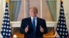 Presiden Donald Trump mengacungkan dua jempol dari Blue Room Balcony setibanya di Gedung Putih setelah dirawat di RS Militer Nasional Walter Reed, di Bethesda, Maryland, 2 Oktober 2020. (Foto: AP)