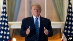 លោក​បាន​ដោះ​ម៉ាស់​ចេញ លើក​មេដៃ​ពីរ​ឡើង​លើ និង​គោរព​ឧទ្ធម្ភាគចក្រ Marine One នៅ​ពេល​ដែល​ឧទ្ធម្ភាគចក្រ​នេះ​ត្រៀម​ហោះ​ចេញពី​ទីធ្លា South Lawn នៃ​សេតវិមាន ថ្ងៃ​ទី ៥ ខែតុលា ឆ្នាំ២០២០។