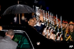 U.S. President Barack Obama waves upon his arrival at Wattay International Airport in Vientiane, Laos, Sept. 5, 2016.