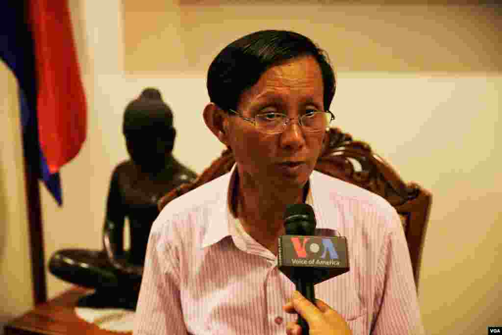 លោក យឹម សុវណ្ណ អ្នក​នាំ​ពាក្យ​គណបក្ស​សង្គ្រោះ​ជាតិ​ផ្ដល់​បទ​សម្ភាស​ក្នុង​កិច្ច​សន្ទនា​ផ្សាយ​ផ្ទាល់​ជាមួយ ​VOA តាម​ហ្វេសប៊ុក ​ពី​ក្នុង​ទីស្នាក់ការ​កណ្ដាល​​គណបក្ស​នៅ​​ចាក់​​អង្រែ​​នា​ព្រលប់​ថ្ងៃ​អាទិត្យ ​ទី៤ ​ខែមិថុនា ​ឆ្នាំ២០១៧ ​ក្រោយ​លទ្ធផល​បោះឆ្នោត​ក្រុម​ប្រឹក្សា​ឃុំ​សង្កាត់​ត្រូវ​បាន​បូក​បញ្ចប់។ (អូន ឆេងប៉រ/VOA)