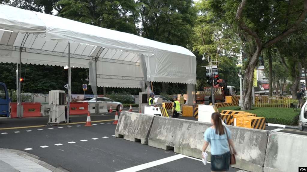 در مقابل اقامتگاه های رهبران امریکا و کوریای شمالی در سنگاپور موانع امنیتی گذاشته شده است