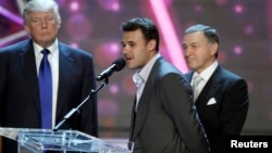 Dari kiri: Donald Trump, penyanyi Emin Ağalarov, dan Araz Ağalarov dalam acara Miss USA Pageant di Las Vegas, Nevada 16 Juni 2013 (foto: dok). 
