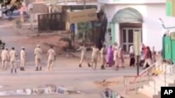 Les forces soudanaises escortent des civils &#224; Khartoum, au Soudan, le 3 juin 2019.(Images: capture d&#39;&#233;cran)