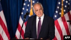 Una persona con una máscara con el lema &quot;suficiente&quot; asiste a una protesta contra la invasión rusa de Ucrania en Moscú, después de que el presidente Vladimir Putin autorizó una operación militar masiva.