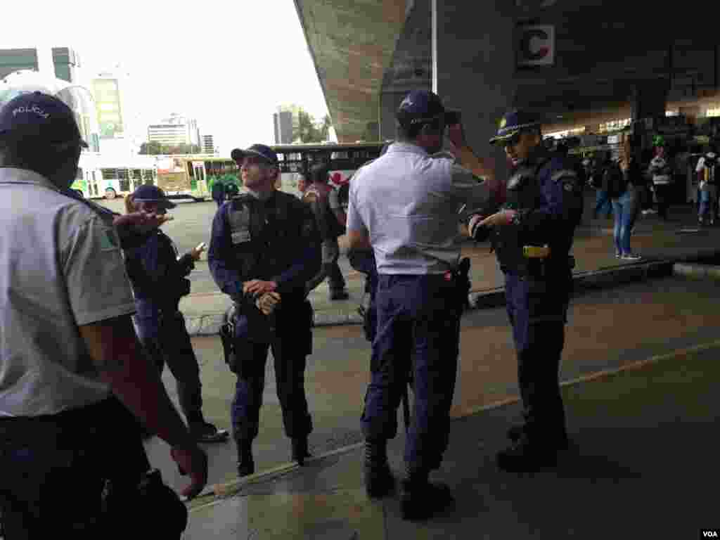 Police deploy ahead of World Cup protests in Brasilia, Brazil, June 23, 2014. (Nicolas Pinault/VOA)
