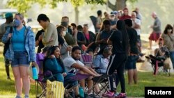 Ratusan warga AS antri untuk mengajukan tunjangan pengangguran di Kentucky Career Center, Frankfort, Kentucky bulan lalu (foto: dok). 