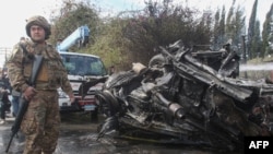 Un soldado del ejército libanés asegura el lugar de un ataque israelí en la zona sur del Líbano de Tiro, el 13 de marzo de 2024.