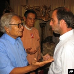 Senior members of Aung San Suu Kyi's National League for Democracy meet with UN special rapporteur Tomas Ojea Quintana (R) in Rangoon, (File)