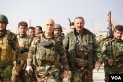 FILE - Senior Kurdish peshmerga and their soldiers start moving briskly toward the sound of gunfire in Bashiqa, Iraq, Nov. 8, 2016. (J. Dettmer/VOA)