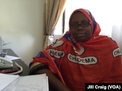 Chadema party worker at reception desk of Chadema's Dar es Salaam headquarters, Oct. 23, 2015. (Photo: Jill Craig / VOA)