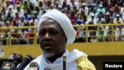 Mahmoud Dicko, président du Haut Conseil Islamique du Mali, prend la parole lors d'un rassemblement à Bamako le 12 août 2012.