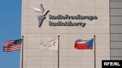 Oznake na zgradi sjedišta Radija Slobodna Europa / Radio Liberty (RFE / RL), a u prvom planu, u Pragu, vijorile su se zastave Sjedinjenih Država, RFE / RL i češke Republike. (Jan Rambousek - RFE / RL)