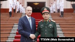 Thư ký Hội đồng An ninh Liên bang Nga Nikolai Patrushev, người mang lô vaccine Sputnik V mà Tổng thống Vladimir Putin tặng Việt Nam, được đón tiếp tại Hà Nội bởi Thứ trưởng Bộ Quốc phòng Phan Văn Giang hôm 16/3.