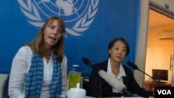 FILE - United Nations Special Rapporteur Rhona Smith (L) gives statement on the situation of human rights in Cambodia at office of the high commissioner for human rights, Sept. 24, 2015. (Neou Vannarin/VOA Khmer)