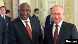 Vladimir Poutine est visé depuis mars par un mandat de la Cour pénale internationale (CPI) pour le crime de guerre de "déportation" d'enfants ukrainiens depuis l'invasion de l'Ukraine