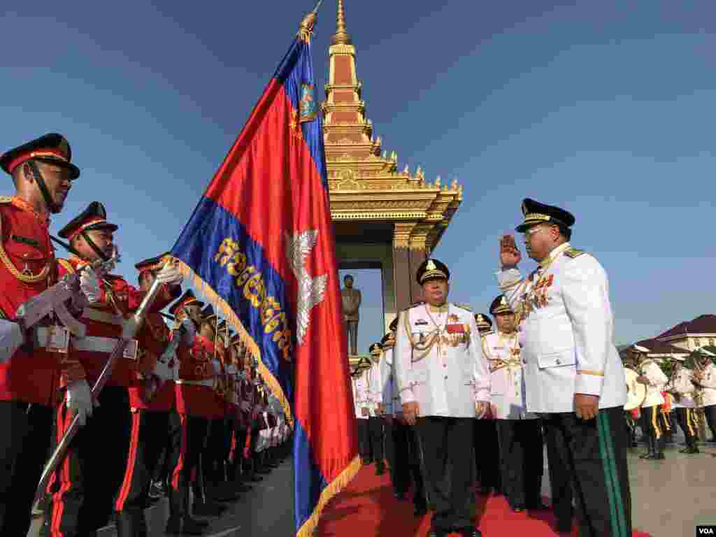 ក្រុម​មន្ត្រី​នគរបាល​ជាតិ​គោរព​កងកិត្តិយស​ត្រែទ័ព​កម្ពុជា ក្នុង​ពិធី​រំឭកខួប​ប្រាំពីរ​ឆ្នាំ​នៃ​ការសោយ​ទិវង្គត​របស់​អតីត​ព្រះមហាក្សត្រ​ព្រះបាទ នរោត្តម សីហនុ នៅ​ថ្ងៃ​ទី​១៥ ខែ​តុលា ឆ្នាំ​២០១៩ ក្នុង​រាជធានី​ភ្នំពេញ។ (ហ៊ុល រស្មី/VOA)