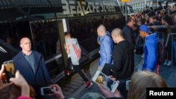 Justin Bieber memasuki bus yang membawanya berkeliling Eropa untuk konser di luar Grand Hotel di Stockholm, Swedia (23/4). (Reuters/Leo Sellen)