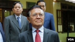 លោក កឹម សុខា នៅ​គេហដ្ឋាន​របស់​លោក ក្នុង​រាជធានី​ភ្នំពេញ​ នៅ​​ព្រឹក​ថ្ងៃទី​១១​ ខែវិច្ឆិកា ឆ្នាំ២០១៩។ (ទុំ ម្លិះ/​VOA)