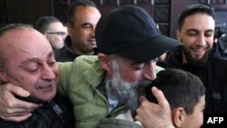 ষষ্ঠ বন্দি-বিনিময়ের অংশ হিসেবে সদ্যমুক্তি প্রাপ্ত একজন ফিলিস্তিনিকে আত্মীয়রা স্বাগত জানাচ্ছেন পশ্চিম তীরের রামাল্লাহ শহরে। ১৫ ফেব্রুয়ারি,২০২৫।