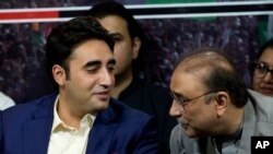 Bilawal Bhutto Zardari (kiri), pemimpin Partai Rakyat Pakistan, bersama ayahnya, Asif Ali Zardari, di Islamabad, Pakistan, 28 Juni, 2018. (Foto: dok).