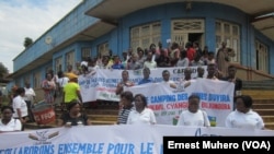 Les délégations des jeunes du camping postent devant l’hôtel de ville de Bukavu, le 10 décembre 2016 (VOA/Ernest Muhero)