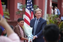 រូបឯកសារ៖ លោក W. Patrick Murphy ឯកអគ្គរដ្ឋទូតអាមេរិកប្រចាំកម្ពុជា ថតរូបជាមួយលោកស្រី ភឿង សកុណា រដ្ឋមន្ត្រីក្រសួងវប្បធម៌និងវិចិត្រសិល្បៈ ក្នុងវេទិកាពិភាក្សាស្តីអំពីស្ត្រីក្នុងវិស័យវប្បធម៌ នៅរាជធានីភ្នំពេញ កាលពីខែមីនា ឆ្នាំ២០២០។ (រូបថតដោយស្ថានទូតអាមេរិកប្រចាំកម្ពុជា)