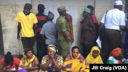 Tanzanians wait before the polls open for their turn to vote in the general election, Kinondoni, Dar es Salaam, Tanzania, Oct. 25, 2015.