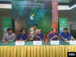 (ពីឆ្វេងទៅស្តាំ) លោក អំ សំអាត អ្នកគ្រប់គ្រង​បច្ចេកទេសស៊ើបអង្កេត​នៃអង្គការ​លីកាដូ លោក មឿន តុលា នាយក​ប្រតិបត្តិ​នៃ​មជ្ឈមណ្ឌល​សម្ព័ន្ធ​ការងារ​ និង​សិទ្ធិ​មនុស្ស​ហៅ​កាត់​ថា​ (Central) លោក​ គល់​ បញ្ញា​ នាយក​ប្រតិបត្តិ​នៃ​អង្គារ​ឃ្លាំ​មើល​ការ​បោះឆ្នោត​ Comfrel