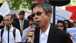 រូបឯកសារ៖ លោក នួន វាសនា មេដឹកនាំ​សហគមន៍​ម្នាក់​នៅ​ទីក្រុង​ឡូវែល រដ្ឋ​ម៉ាសាឈូសេត ចូលរួម​ការ​ធ្វើ​បាតុកម្ម​តវ៉ា​ឲ្យ​មាន​ការ​គោរព​សិទ្ធិមនុស្ស និង​លទ្ធិ​ប្រជាធិបតេយ្យ​នៅ​កម្ពុជា នៅ​មុខ​ក្រសួង​ការបរទេស រដ្ឋធានី​វ៉ាស៊ីនតោន កាលពី​ថ្ងៃទី១៥ ខែកញ្ញា ឆ្នាំ២០១៧។ (សាយ ​មុន្នី/វីអូអេ)