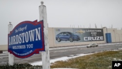 Sebuah spanduk yang menggambarkan kendaraan Chevrolet Cruze terpampan pada pabrik General Motors di Lordstown, 27 November 2018, Lordstown, Ohio (foto: AP Photo/John Minchillo)