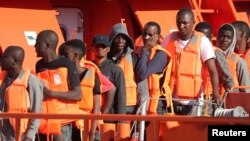 Des migrants dans le port de Malaga, Espagne, le 23 septembre 2018.