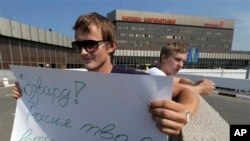 Un Russe exprimant son soutien à Snowden