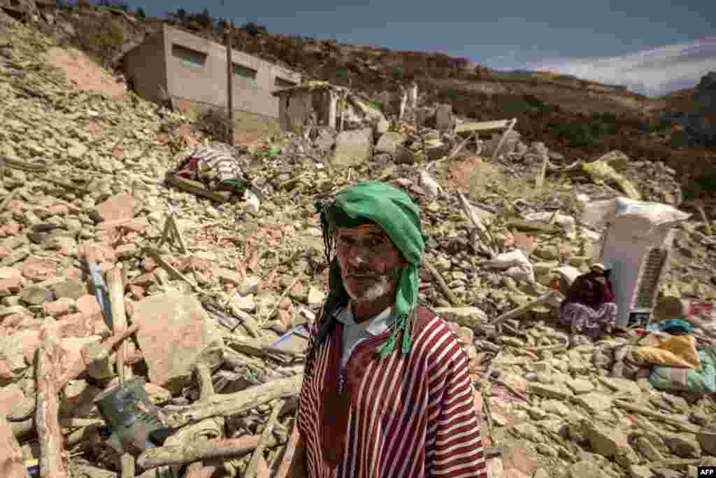 በማዕከላዊ ሞሮኮ ሃይ አትላስ ተራሮች ውስጥ በአል-ሃውዝ ግዛት ውስጥ&nbsp; የዱዙሩ መንደር በደረሰው ርዕደ መሬት&nbsp;የአካባቢው ነዋሪ አዛውንት የወደመ መንደራቸውን ይመለከታሉ፤&nbsp; እአአ መስከረም 12/2023