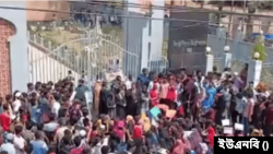 শিশু ধর্ষণের অভিযোগে ধর্ষকের শাস্তির দাবিতে শহরে বিক্ষোভ মিছিল করে আদালত চত্বর ঘেরাও করেছে বৈষম্যবিরোধী ছাত্র-জনতা। ৯ মার্চ, ২০২৫। 