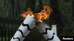 Ngọn đuốc được thắp sáng trong một buổi lễ trang trọng hôm 21/4 tại Olympia, Hy Lạp.