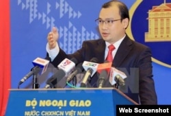 Phát ngôn viên Lê Hải Bình tái khẳng định chủ quyền ‘không thể tranh cãi’ của Việt Nam đối với quần đảo Hoàng Sa và Trường Sa.