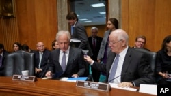 Ketua Komite Hubungan Luar Negeri Senat, Senator Bob Corker, kiri, berbicara dengan Senator Ben Cardin, sebelum komite memulai rapat dengar pendapat mengenai Korea Utara dan kewenangan President Donald Trump untuk penggunaan senjata nuklir di Capitol Hill di Washington, 14 November 2017.