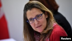 La ministra de Relaciones Exteriores de Canadá, Chrystia Freeland, emitió el domingo 2 de junio de 2019 un comunicado en el que informa la decisión del país de suspender temporalmente las operaciones de su embajada en Venezuela.