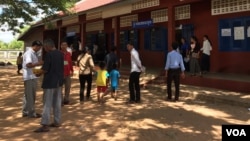 ប្រជាពលរដ្ឋ​ក្នុង​ឃុំ​បាគង​ចូលរូម​បោះឆ្នោត​ឃុំ​សង្កាត់​នៅ​រសៀល​ថ្ងៃ​អាទិត្យ​ក្នុង​សាលា​បឋម​សិក្សា​លលៃ​ក្រុង​ស្រុក​ព្រះ​បាគង។ (ផន បុប្ផា/VOA)