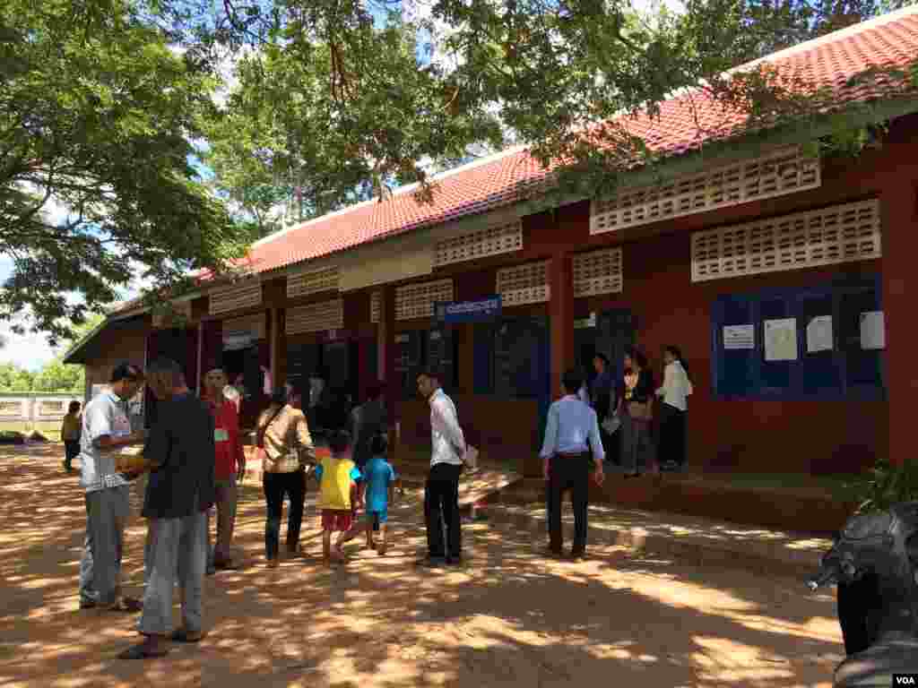 ប្រជាពលរដ្ឋ​​​ក្នុង​​​ឃុំ​​​បាគង​​​ចូលរូម​​​បោះឆ្នោត​​​ឃុំ​​​សង្កាត់​​​នៅ​​​រសៀល​​​ថ្ងៃ​​​អាទិត្យ​​​ក្នុង​​​សាលា​​​បឋម​​​សិក្សា​​​លលៃ​​​ក្រុង​​​ស្រុក​​​ព្រះ​​​បាគង។ (ផន បុប្ផា/VOA)