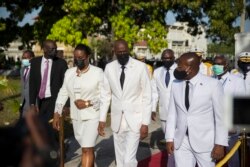 Presiden Haiti Jovenel Moise (tengah) bersama Ibu Negara Martine Moise setelah perayaan pendirian Haiti, 18 Mei 2021.