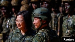 台灣總統蔡英文2023年11月23日視察一個軍營。 （路透社）