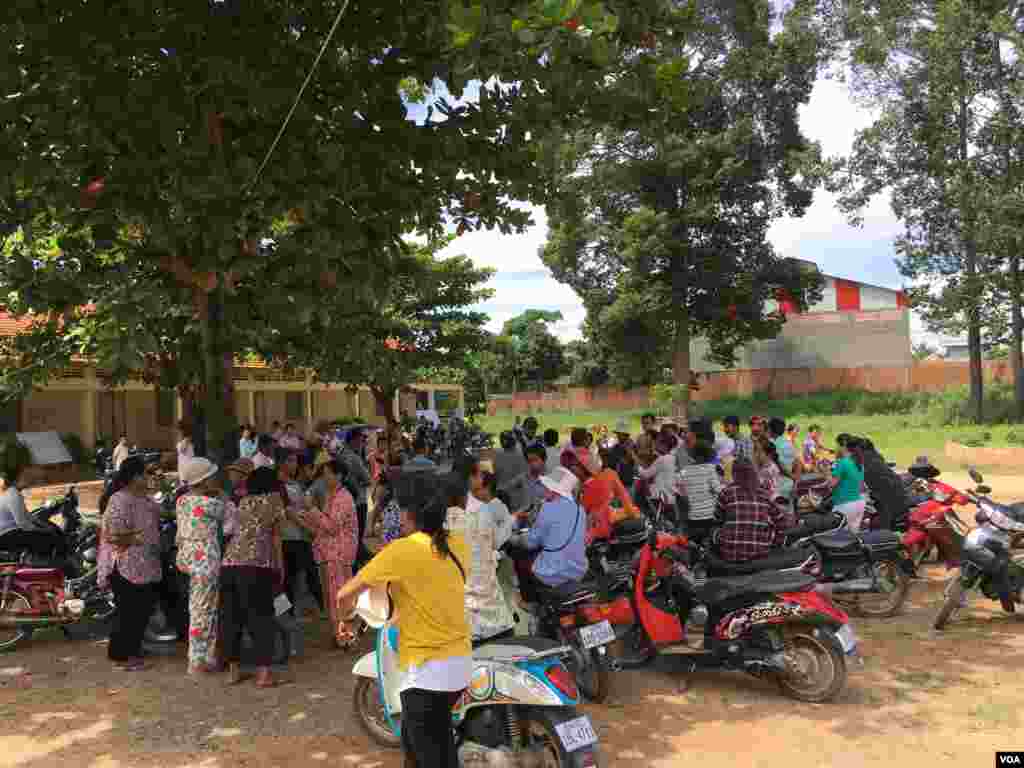 ប្រជា​ពលរដ្ឋ​រង់ចាំ​តាមដាន​លទ្ធផល​នៃ​ការ​បោះឆ្នោត​ក្រុមប្រឹក្សា​ឃុំ-សង្កាត់​​អណត្តិទី៤​ នៅសង្កាត់​ក្បាល​កោះ​នៅជាយរាជធានី​ភ្នំពេញ​ នៅ​ថ្ងៃ​ទី៤​ ខែមិថុនា​ ឆ្នាំ២០១៧។​ (ហ៊ាន ​សុជាតា/VOA)