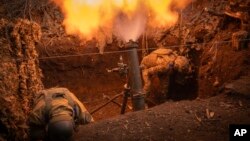 ইউক্রেনীয় সেনারা ডনেটস্ক অঞ্চলের বাখমুতের কাছে ফ্রন্ট লাইনে রুশ অবস্থানের দিকে মর্টার নিক্ষেপ করছে। ৩ মার্চ, ২০২৪।