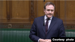英國保守黨影子保安國務大臣董勤達（Tom Tugendhat，又譯圖根達特）3月4日在下議院會議上發言。(照片來源：英國國會 / UK Parliament)