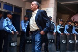 Honduras' former president Porfirio Lobo Sosa (front), waits outside a court before attending the hearing of his wife Rosa Elena Bonilla de Lobo in Tegucigalpa, Aug. 20, 2019.