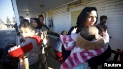 Warga Suriah antri untuk menyeberangi perbatasan di Oncupinar, di sebelah selatan kota Kilis, Turki (Foto: dok).