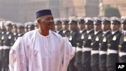 Presiden Mali Amadou Toumani Toure dalam suatu resepsi kehormatan di India (Foto: dok). Sejak dikudeta tanggal 22 Maret lalu, akhirnya Presiden Toumani menandatangani surat pengunduran dirinya dari tempat persembunyiannya yang dirahasiakan.
