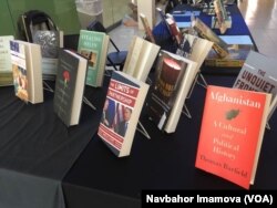 Anjumanda ko'z-ko'z qilinayotgan kitoblar